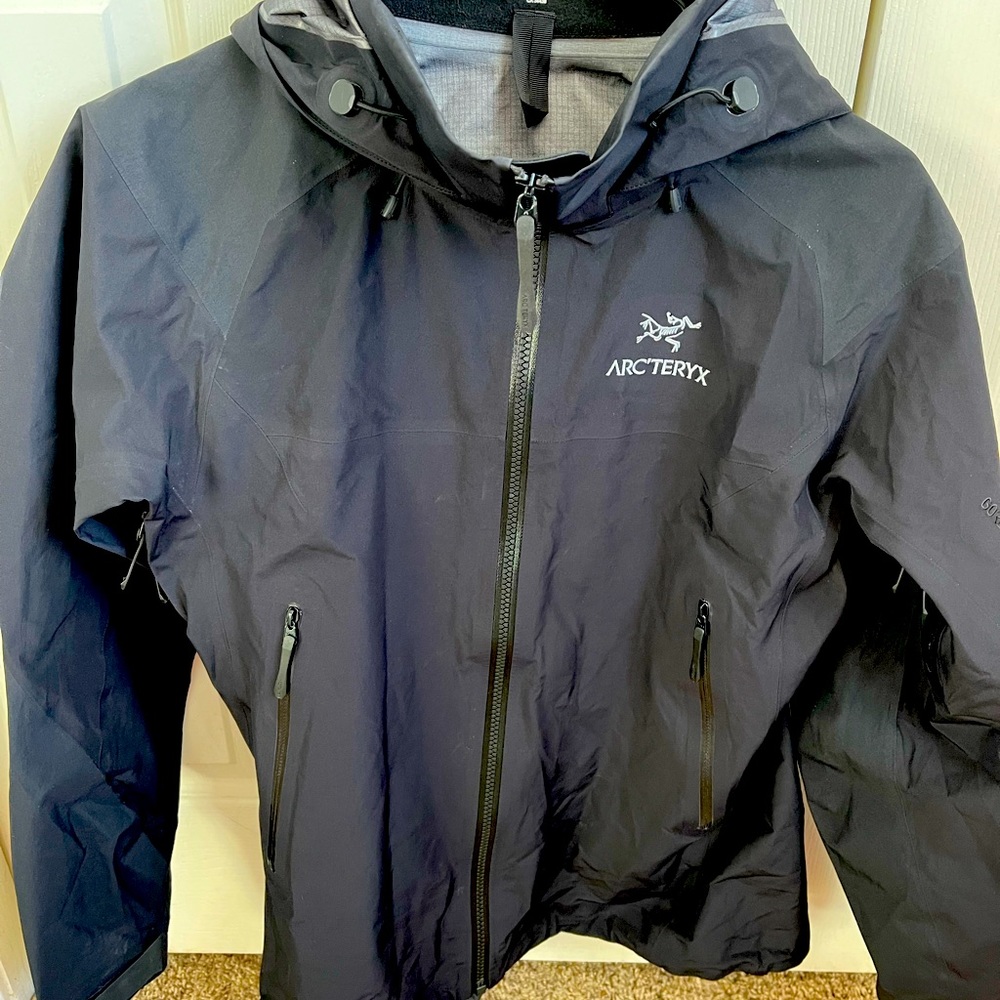 Arc’teryx Beta LT Jacket in Black size Medium